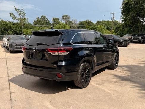 Used 2019 Toyota Highlander SE FWD image 4