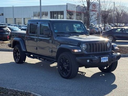 Used 2025 Jeep Gladiator Sport image 3