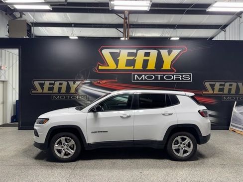 Used 2024 Jeep Compass Latitude w/ Altitude Special Edition AWD/4WD image 2