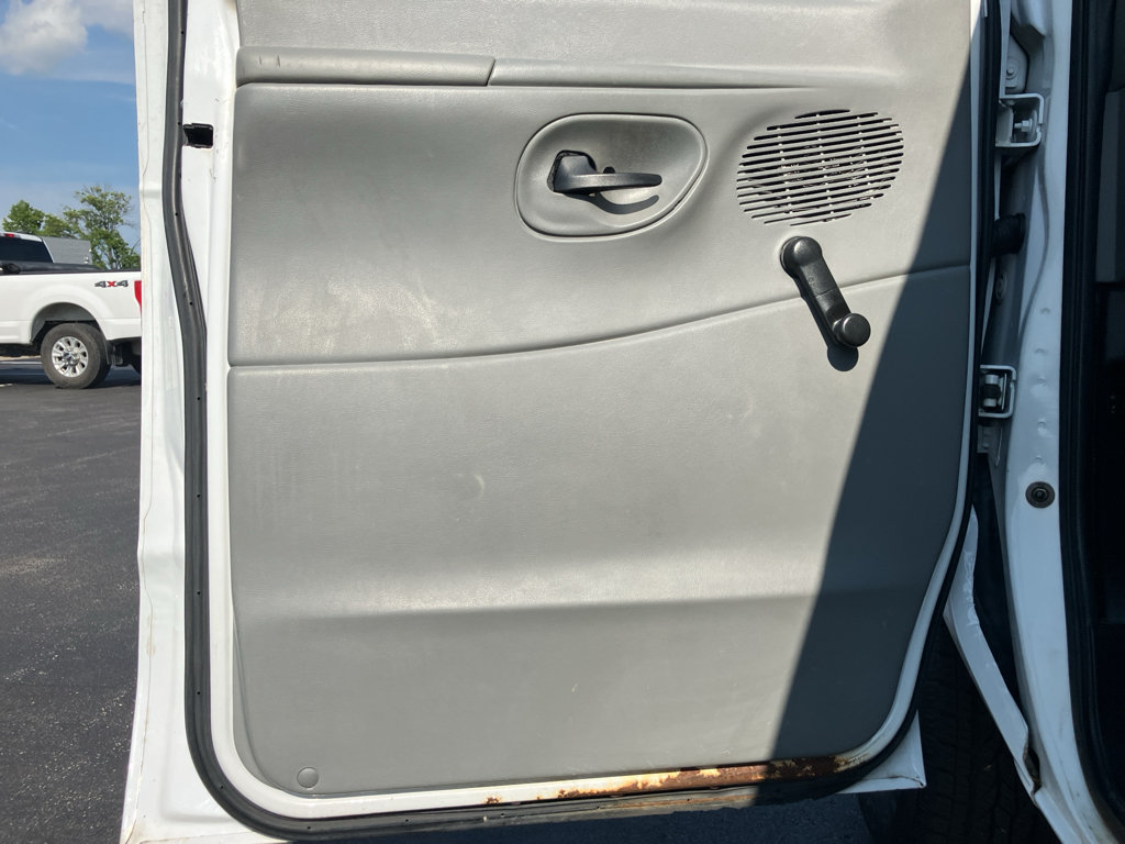Used 2005 Ford E-150 and Econoline 150 RWD image 13