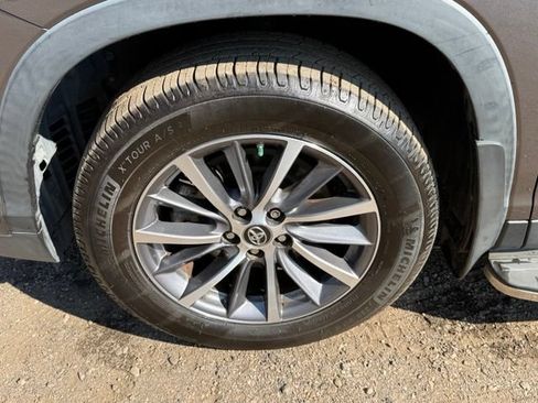 Used 2019 Toyota Highlander XLE AWD/4WD image 11