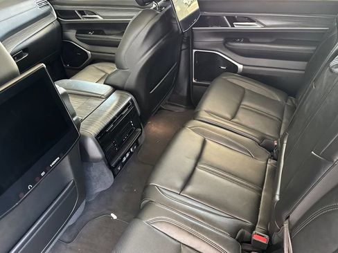 Used 2023 Jeep Wagoneer L Series III w/ Premium Group I AWD/4WD image 12
