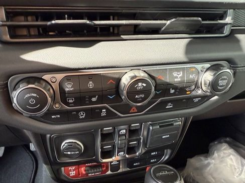 New 2025 Jeep Gladiator Mojave w/ Convenience Group image 20