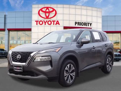 Used 2023 Nissan Rogue SV image 1