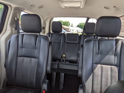 Used 2014 Chrysler Town & Country Touring FWD image 19
