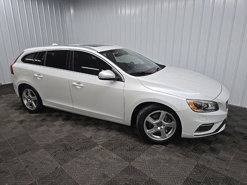 Used 2016 Volvo V60 T6 R-Design image 1