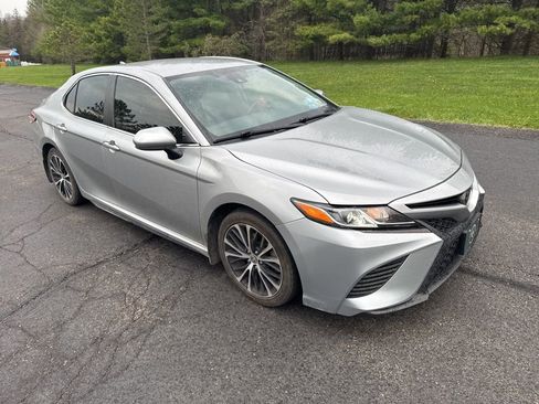 Used 2020 Toyota Camry SE FWD image 1