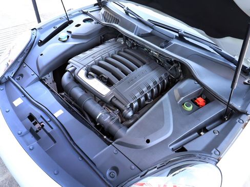 Used 2018 Porsche Cayenne Platinum Edition image 36