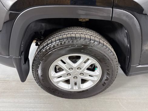 Used 2025 Jeep Grand Cherokee Laredo w/ MOPAR Finishing Package RWD image 10