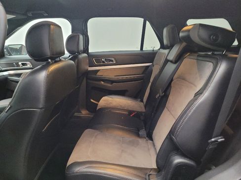 Used 2017 Ford Explorer XLT FWD image 18