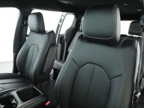 New 2026 Chrysler Pacifica Select image 4
