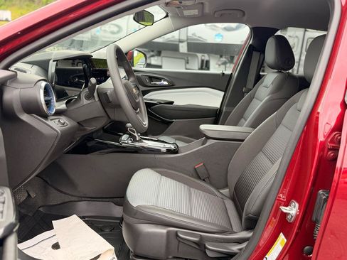 Used 2025 Chevrolet Trax LT FWD image 11