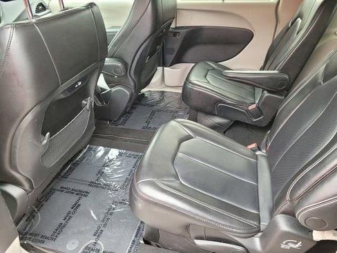Used 2023 Chrysler Pacifica Touring-L FWD image 17