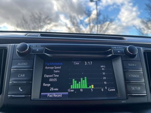 Used 2018 Toyota RAV4 LE image 15