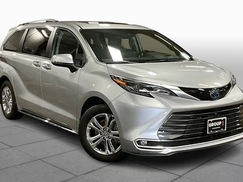 Used 2024 Toyota Sienna Platinum image 2