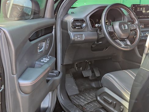 Used 2025 Honda Pilot TrailSport image 22