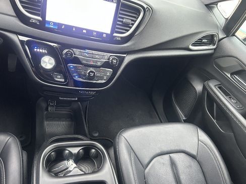 Used 2025 Chrysler Pacifica Select FWD image 13
