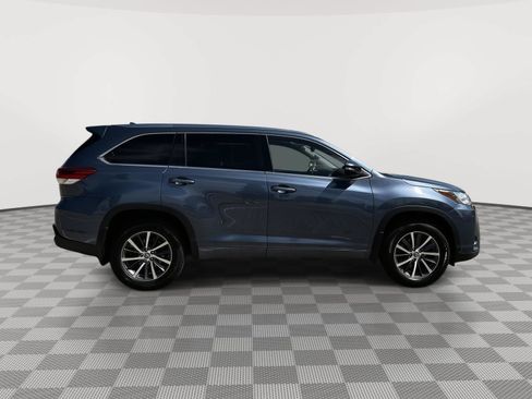 Used 2017 Toyota Highlander XLE w/ Carpet Mat Package AWD/4WD image 7