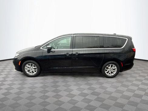 Used 2025 Chrysler Pacifica Select image 9