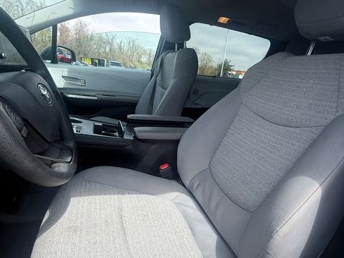 Used 2025 Toyota Sienna LE FWD image 3