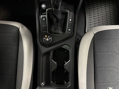 Used 2025 Volkswagen Taos SE image 34