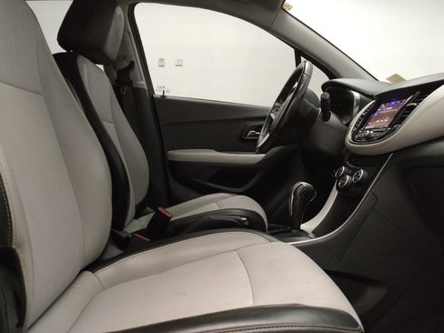 Used 2021 Chevrolet Trax LT w/ LT Convenience Package FWD image 21