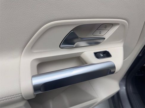 Used 2023 Mercedes-Benz EQB 300 4MATIC image 37