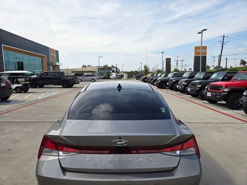 Used 2023 Hyundai Elantra SEL FWD image 4