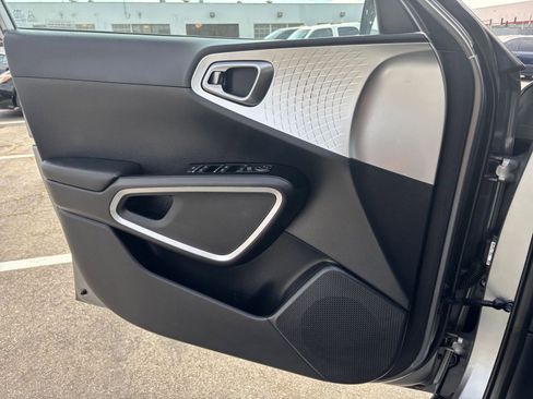 Used 2025 Kia Soul LX w/ LX Technology Package image 18