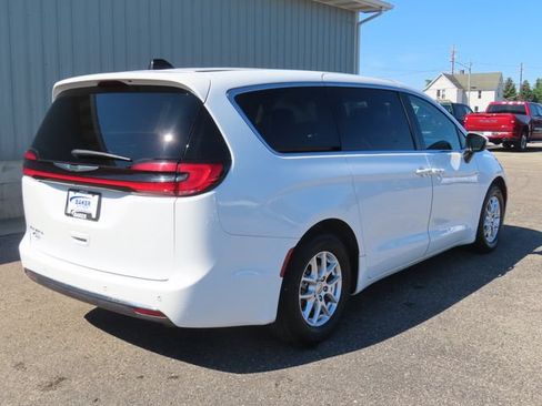 Used 2023 Chrysler Pacifica Touring-L FWD image 3