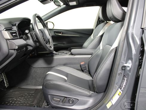 Used 2025 Toyota Camry SE FWD image 8