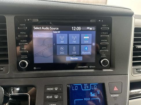 Used 2019 Toyota Sienna XLE w/ XLE Navigation Package FWD image 13
