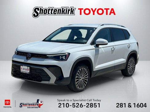 Used 2025 Volkswagen Taos SE FWD image 1