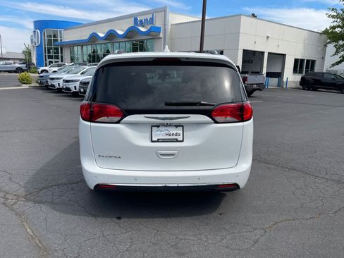 Used 2018 Chrysler Pacifica Touring-L FWD image 4