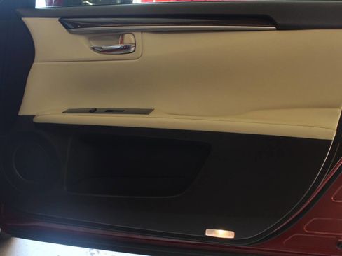 Used 2018 Lexus ES 350 w/ Luxury Package w/Wood Trim image 10