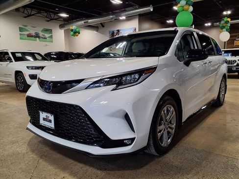 Used 2023 Toyota Sienna XSE w/ XSE Plus Package image 3