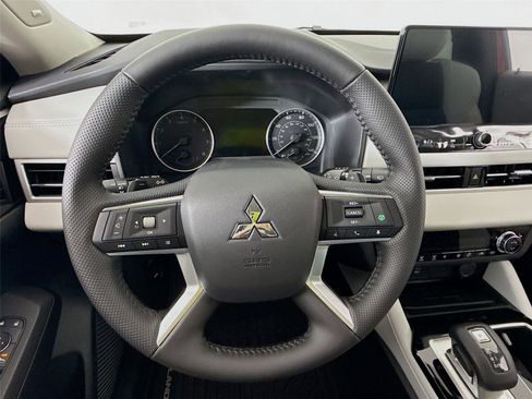 New 2025 Mitsubishi Outlander SE image 10