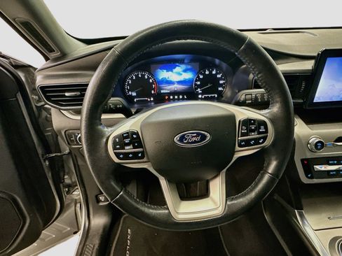 Used 2021 Ford Explorer XLT w/ Equipment Group 202A AWD/4WD image 18