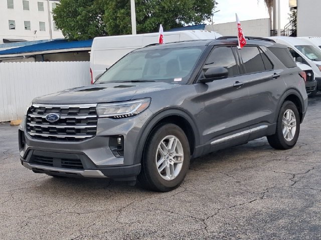 Used 2025 Ford Explorer Active w/ Active Comfort Package RWD image 2