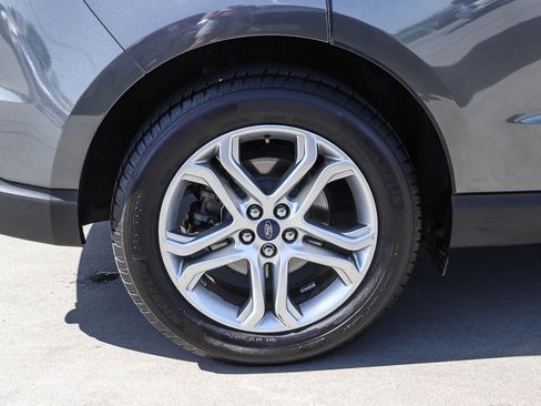 Used 2018 Ford Edge Titanium w/ Equipment Group 301A AWD/4WD image 9