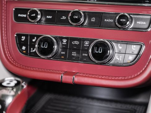 Used 2025 Bentley Bentayga image 43