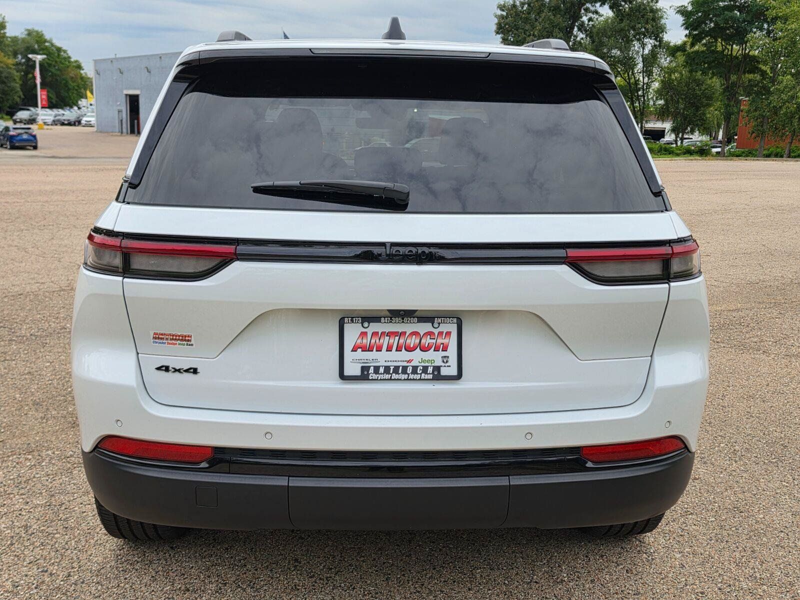 Used 2025 Jeep Grand Cherokee Altitude AWD/4WD image 13