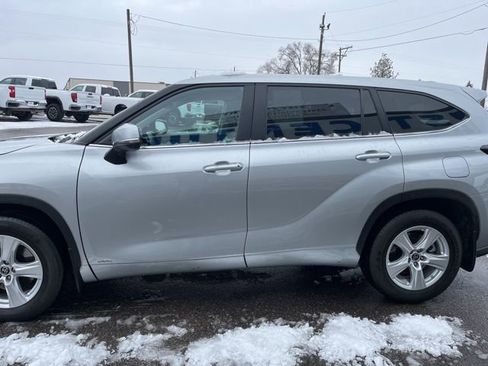 Used 2023 Toyota Highlander LE AWD/4WD image 5