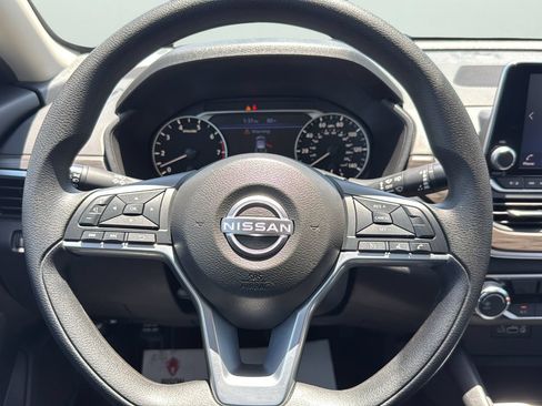 Used 2025 Nissan Altima 2.5 SV FWD image 15