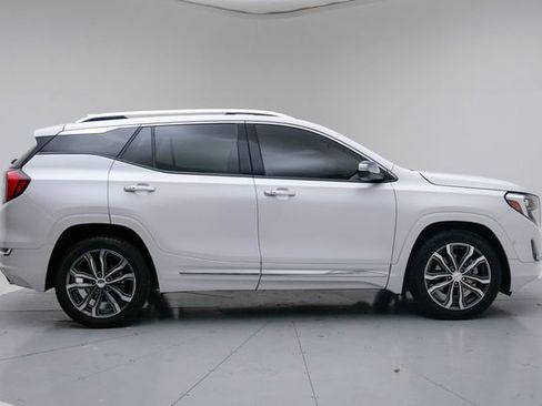 Used 2020 GMC Terrain Denali w/ Denali Premium Package FWD image 8
