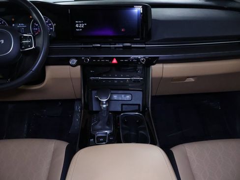 Used 2024 Kia Carnival EX image 17