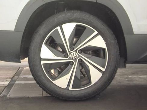 Used 2025 Volkswagen Taos SE AWD/4WD image 18