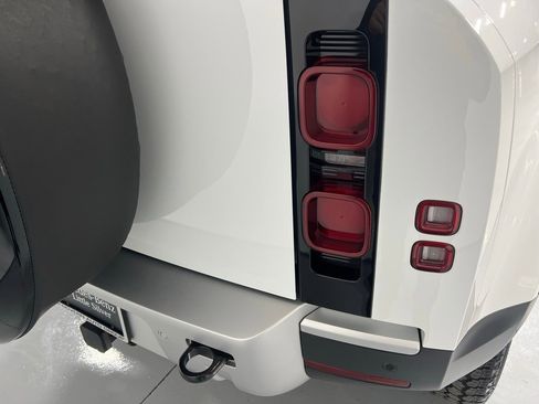 Used 2025 Land Rover Defender 110 S image 14