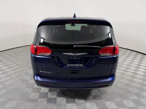 Used 2017 Chrysler Pacifica Touring w/ Tire & Wheel Group FWD image 6