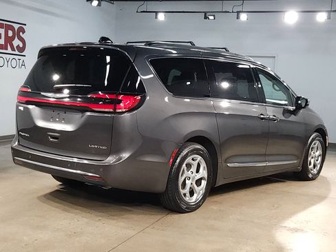 Used 2023 Chrysler Pacifica Limited FWD image 7